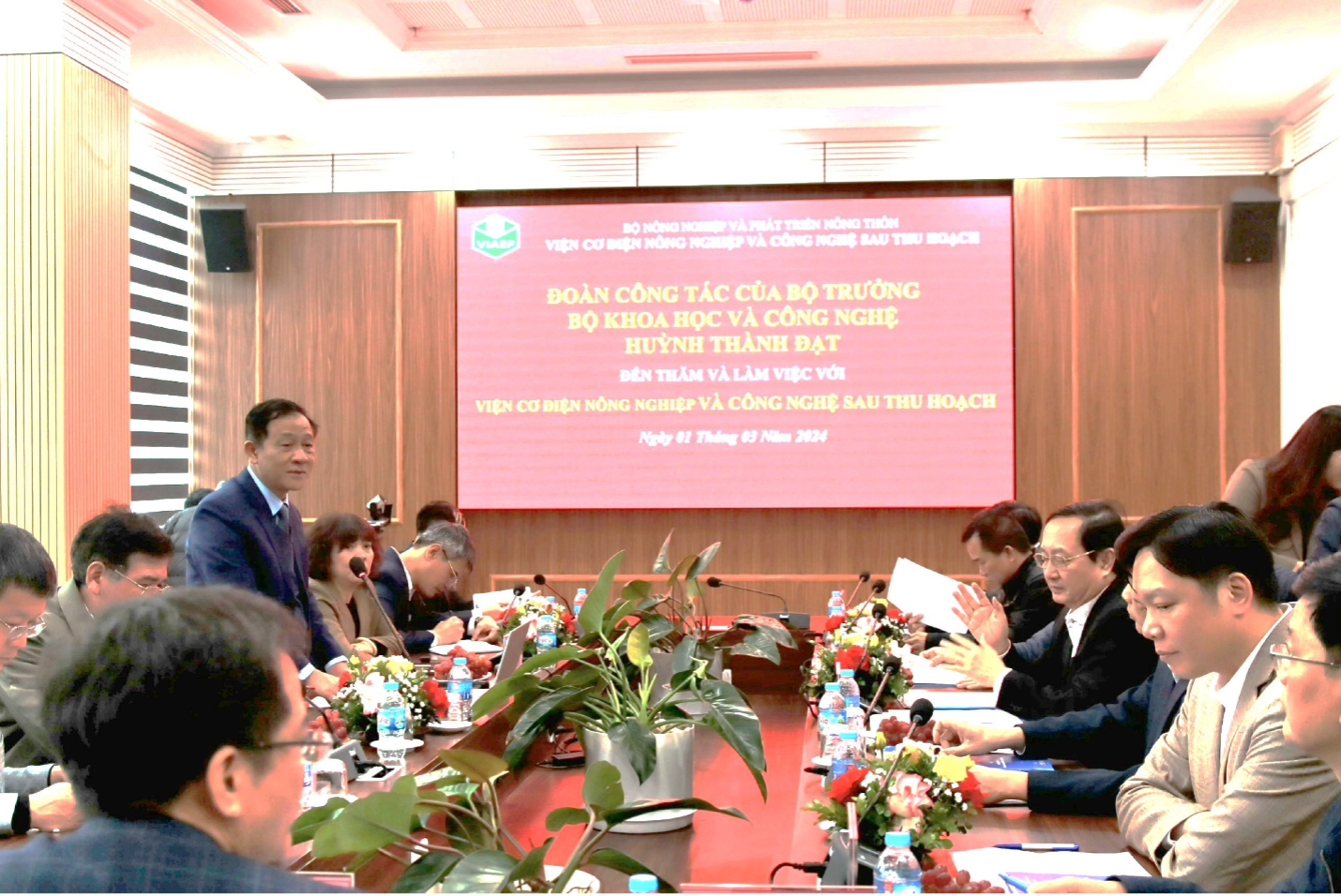 Bộ trưởng Bộ khoa học và công nghệ Huỳnh Thành Đạt và đoàn công tác của Bộ đến thăm và làm việc với Viện
