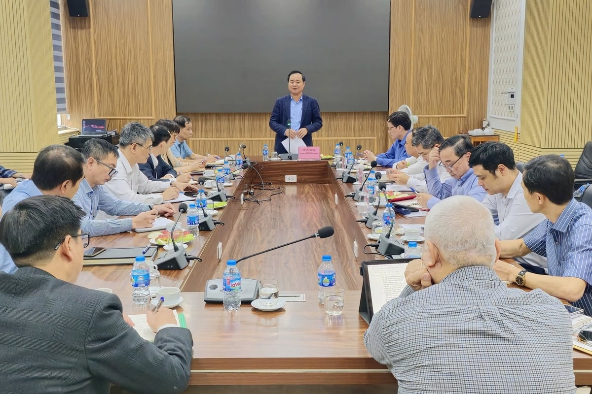 Thứ trưởng Võ Văn Hưng và đoàn công tác của Bộ nông nghiệp và môi trường đến thăm và làm việc với Viện