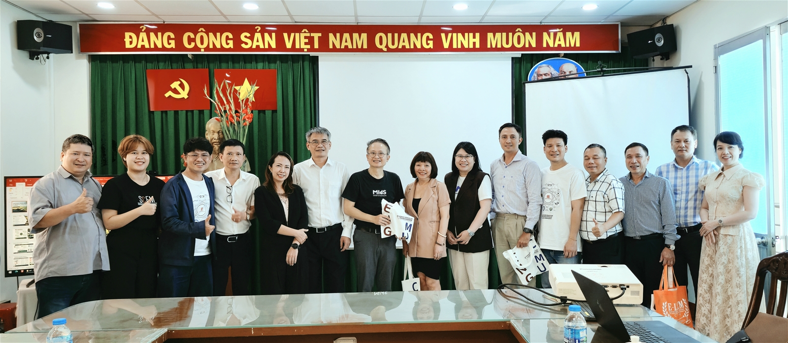 Viện Cơ điện nông nghiệp và Công nghệ sau thu hoạch đón tiếp và làm việc với đoàn công tác đại học Chiang Mai, Thái Lan